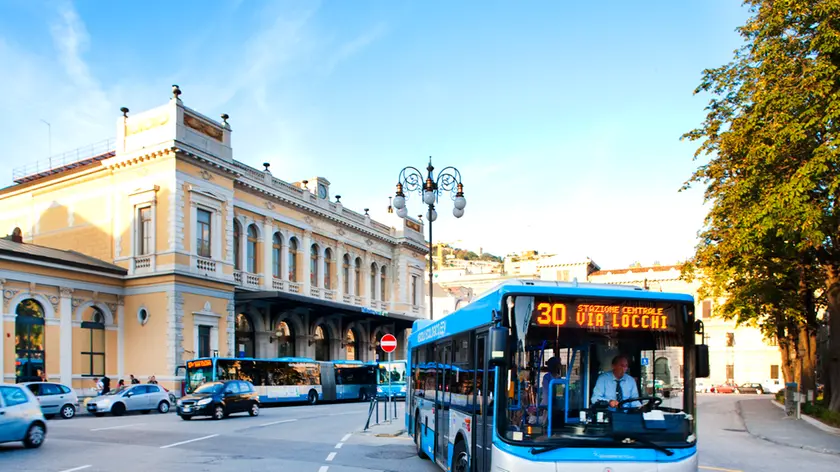 Autobus in Piazza Libertà, a Trieste (Foto archivio)