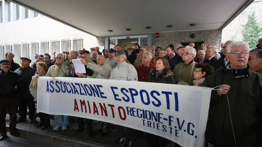 Una protesta degli esposti all'amianto in una foto d'archivio