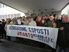 Una protesta degli esposti all'amianto in una foto d'archivio