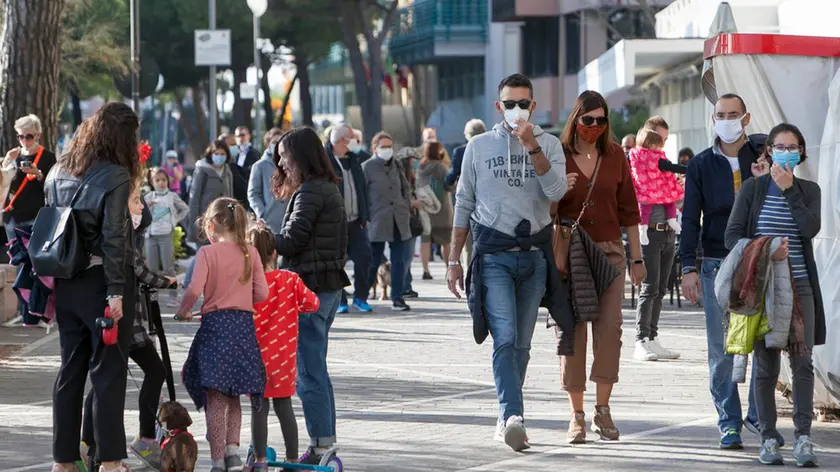 Turisti domenica scorsa a Grado Foto Bonaventura