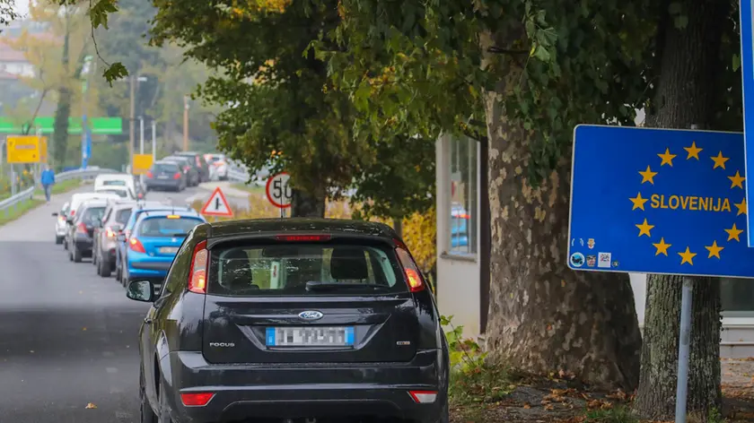 Bumbaca Gorizia 24_10_2020 fila alle pompe di benzina in Slovenia Vipulzano pre-lockdown Â© Foto Pierluigi Bumbaca