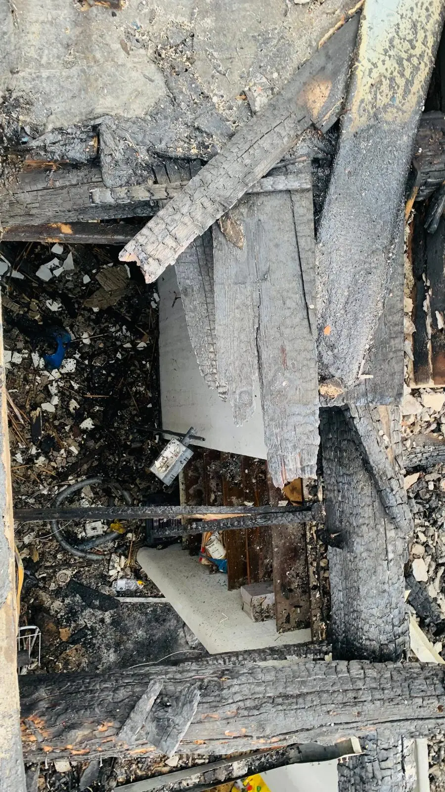 Ecco le foto dell'incendio e dell'esplosione avvenuta nella serata di ieri, mercoledì 18 settembre, sul tetto della palazzina al civico 3 di via Ricci, trasversale di via Cologna. Le immagini, acquisite anche dagli investigatori, aprono anche un'altra ipotesi: cioè che il rogo possa effettivamente essere divampato al quinto piano dello stabile, surriscaldando poi una bombola posizionata sul tetto dove sono in corso i lavori di ristrutturazione. La bombola è deflagrata proprio quando i pompieri erano sul tetto per domare le fiamme. Si sono salvati perché lo scoppio si è verificato sul lato opposto in cui si trovavano in quel momento. In corso di verifica l'impianto elettrico dell'alloggio sottostante al tetto. Intanto. si è tenuta questa mattina, giovedì 19 settembre, l'ispezione dei Vigili del fuoco. Aggiornamento di Gianpaolo Sarti