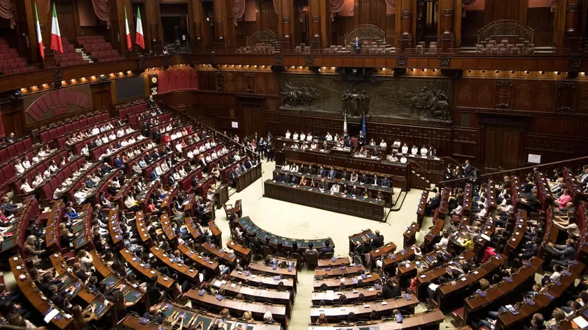 Il presidente della Camera, Roberto Fico e la presidente del Senato Maria Elisabetta Alberti Casellati, durante la cerimonia conclusiva dell'edizione 2018 dell'iniziativa "Dalle aule parlamentari alle aule di scuola. Lezioni di Costituzione" presso l'aula di Palazzo Montecitorio a Roma, 2 giugno 2018. ANSA/CLAUDIO PERI