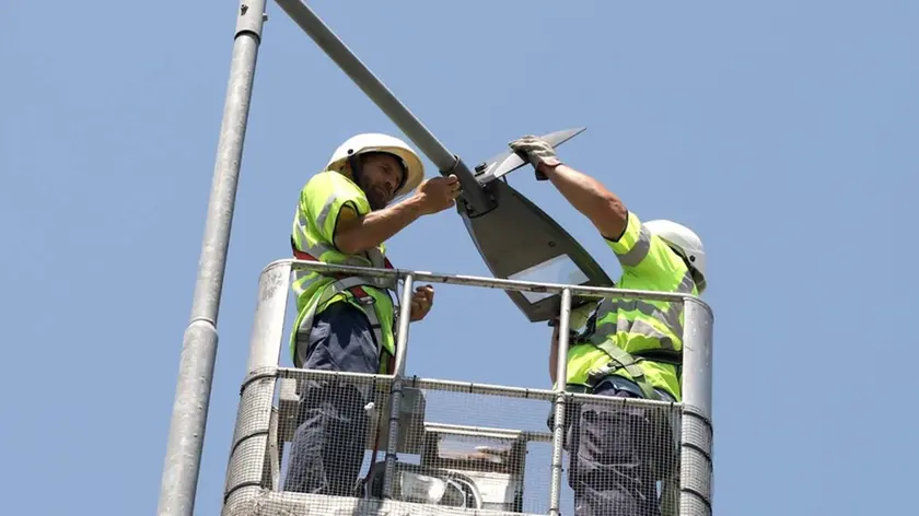 L’utilizzo dell’illuminazione a led va in due direzione: garantire più luce rispetto ai sistemi tradizionale e, dato non secondario, consentire importanti risparmi per quanto concerne l’utilizzo dell’energia elettrica. Nella foto, al lavoro su un punto - luce