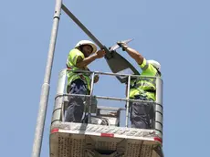 L’utilizzo dell’illuminazione a led va in due direzione: garantire più luce rispetto ai sistemi tradizionale e, dato non secondario, consentire importanti risparmi per quanto concerne l’utilizzo dell’energia elettrica. Nella foto, al lavoro su un punto - luce