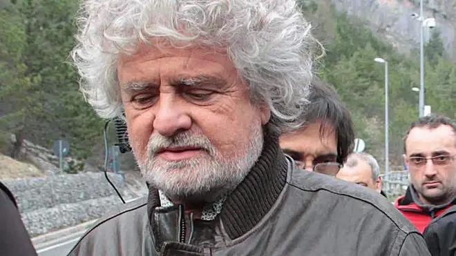 Il leader del M5S, Beppe Grillo (S), con Mauro Corona sulla diga del Vajont, 16 aprile 2013. ANSA/STEFANO LANCIA