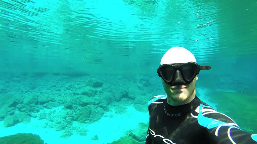 Massimiliano Vidoni in immersione in un laghetto alpino