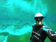 Massimiliano Vidoni in immersione in un laghetto alpino