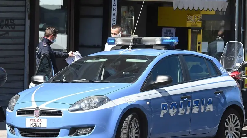 Foto BRUNI Trieste 15.04.2020 Emergenza Corona virus: gente con mascherine e code in varie zone cittadine--largo barriera controlli di Polizia