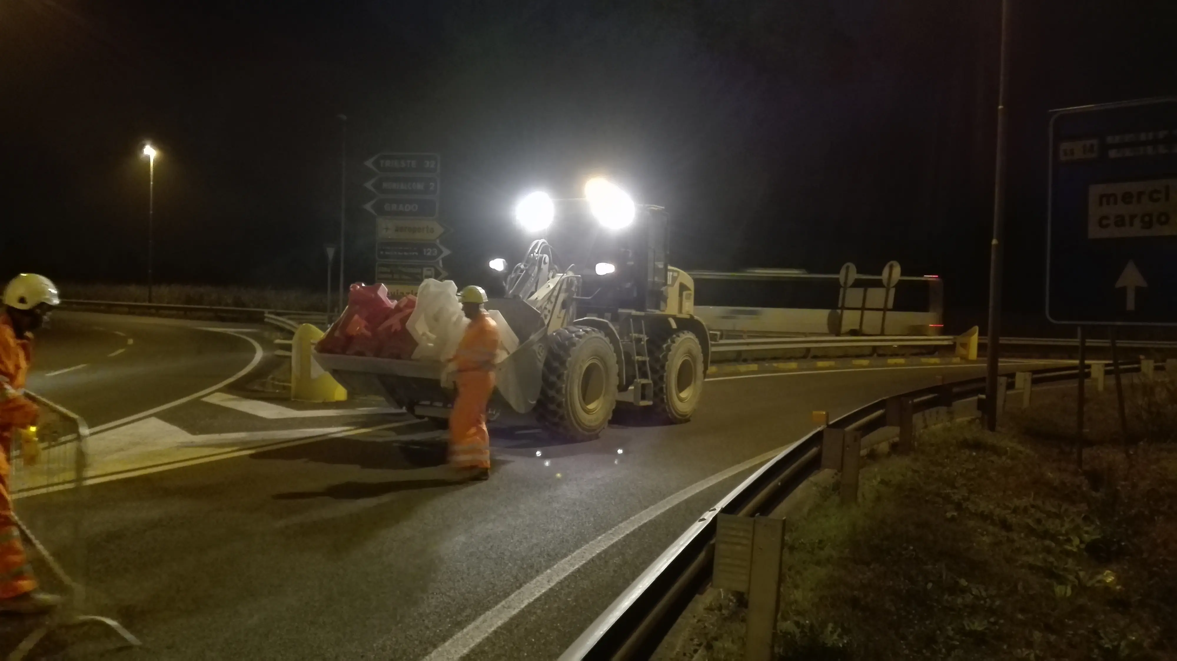 Le operazioni di chiusura della strada davanti all'aeroporto (foto Bonaventura)