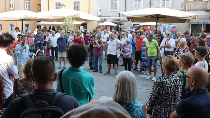 Il gruppo di residenti muggesani ritrovatosi in piazza Marconi per protestare contro l’ipotesi di raddoppio della galleria Nazario Sauro foto Andrea Lasorte