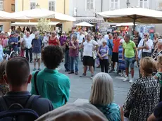 Il gruppo di residenti muggesani ritrovatosi in piazza Marconi per protestare contro l’ipotesi di raddoppio della galleria Nazario Sauro foto Andrea Lasorte