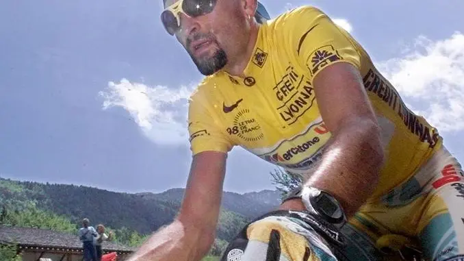 Una immagine d'archivio di Marco Pantani durante una tappa del Tour de France 1998. ANSA
