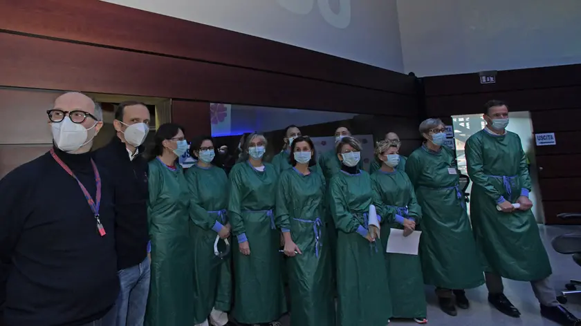 Il personale del Vaccino Day in Fvg con Fedriga e Riccardi