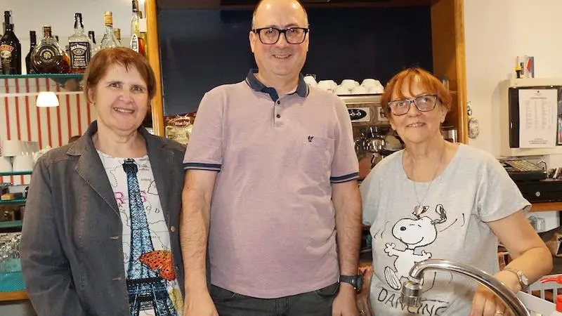 Il gestore del bar Piazzutta, Alessandro Baron, con la moglie Monika Jug e Maria Meneghini Foto Marega