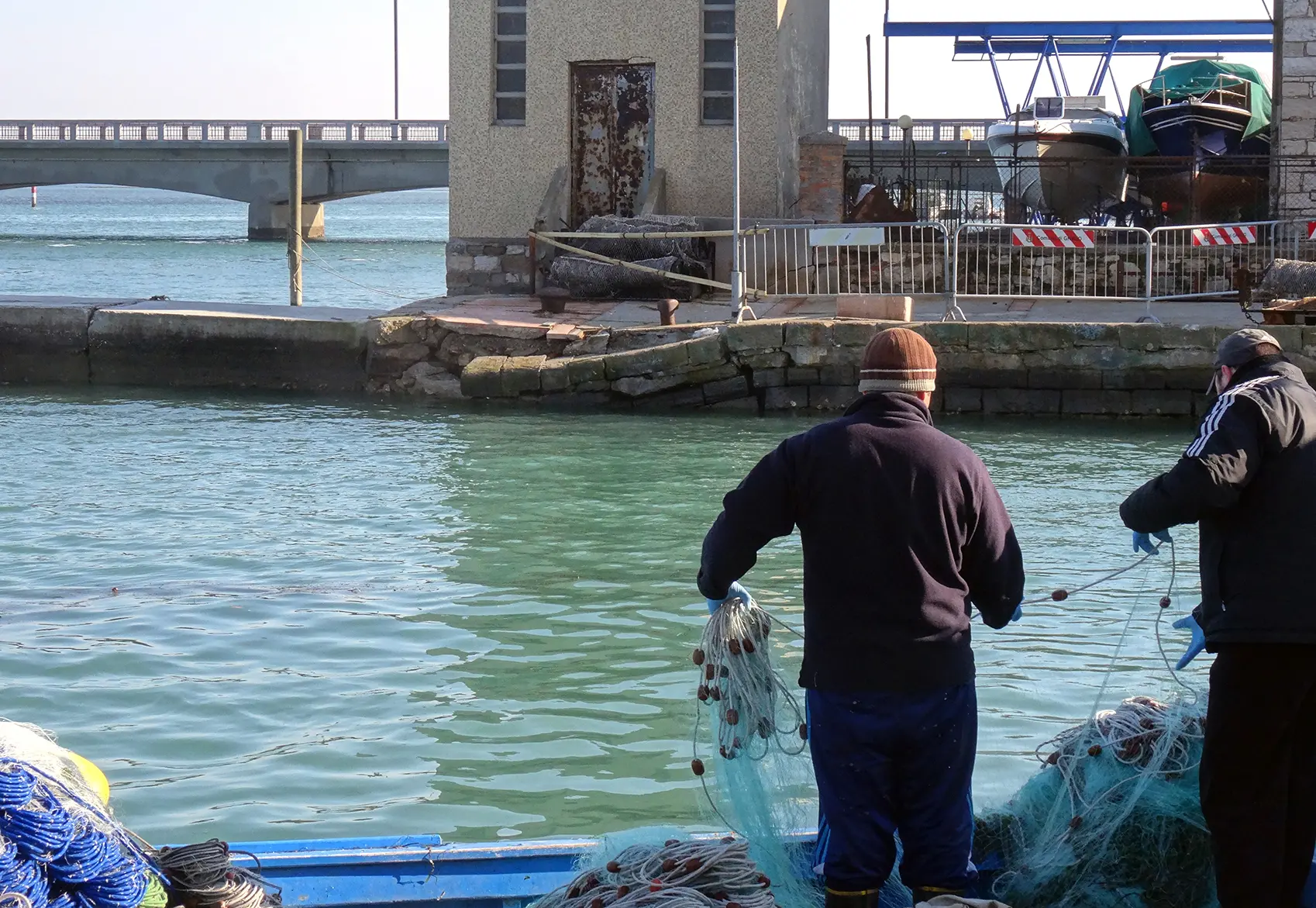 Un'altra inquadratura del crollo in porto a Grado (foto Boemo)