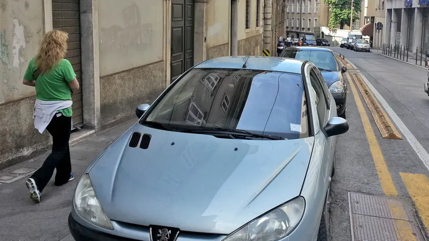 Lasorte Trieste 18/06/14 - Via Martiri della Libertà, Auto Parcheggiate sui Binari del Tram