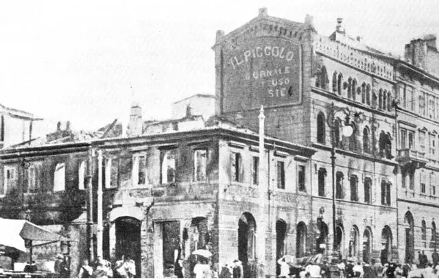 Il palazzo del Piccolo dopo l'incendio