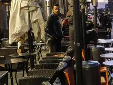 Tavolini in un bar semideserto