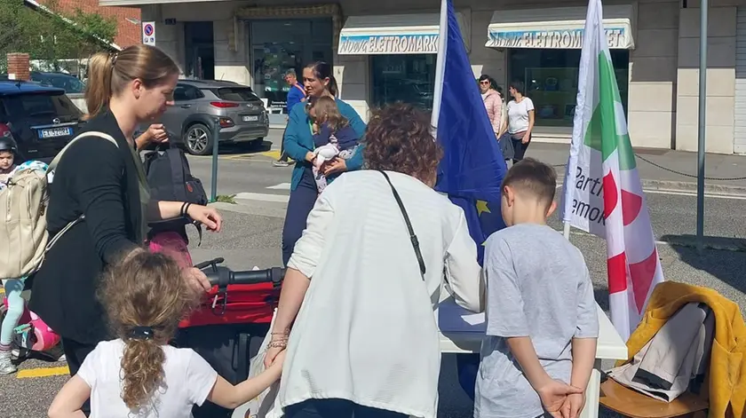 Un momento della raccolta firme organizzata sul Carso