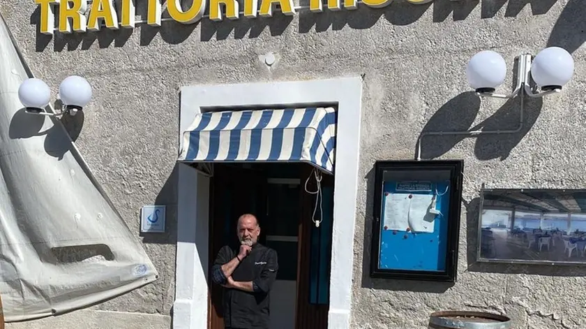 Lo chef Franco Zulian sulla porta della trattoria