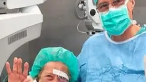 Emmanuela e Vincenzo Orfeo, la paziente di 102 anni e il medico che l’ha operata, docente a UniTs