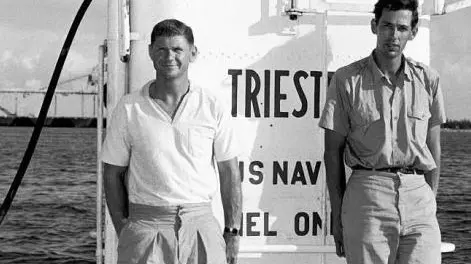Don Walsh e Jacques Piccard sul batiscafo “Trieste” con il quale nel 1960 arrivarono a undicimila metri di profondità