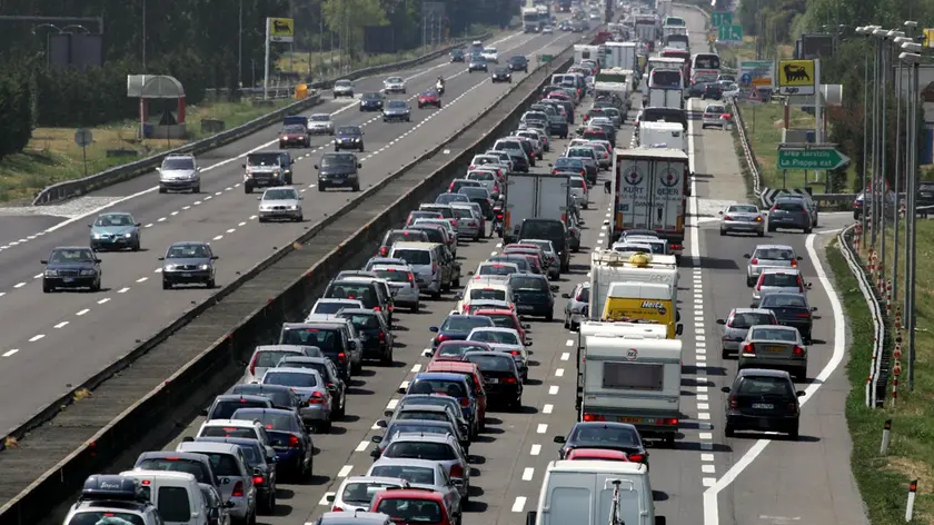 Traffico in autostrada in una foto di archivio