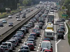 Traffico in autostrada in una foto di archivio