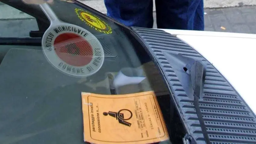 Foto d'archivio di un permesso auto per disabili.
