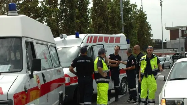 Un intervento dei sanitari del 118 lungo l’autostrada A28