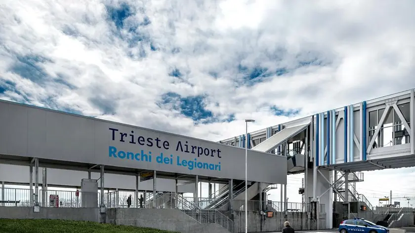 Il tunnel coperto che collega la stazione ferroviario all’aeroporto di Ronchi dei Legionari