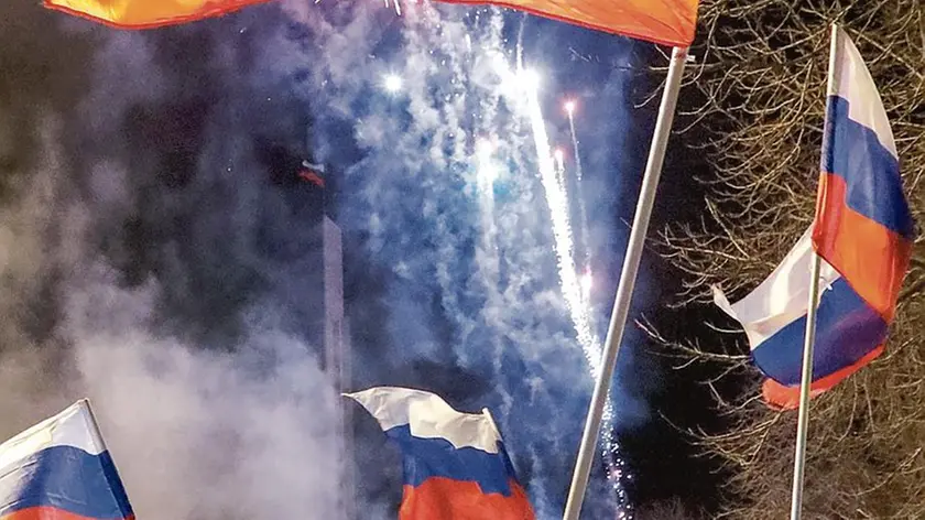 Separatisti filo-russi festeggiano a Donetsk dopo l’annuncio del leader russo Vladimir Putin