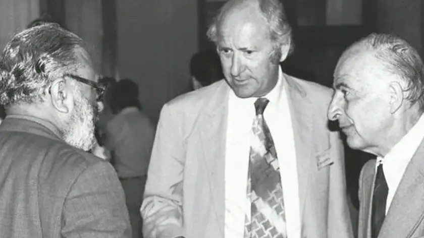 Bruno Pontecorvo (a destra) con Abdus Salam (di spalle) al Centro di fisica teorica di Trieste nel luglio del 1980. Al centro il fisico statunitense Robert Marshak