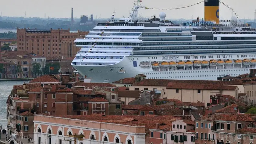 ansa - nave a venezia - La nuova ammiraglia del Gruppo Costa, la Fascinosa, mentre transita lungo il canale della Giudecca, 6 maggio 2012, dopo aver mollato gli ormeggi alla stazione marittima per la mini crociera inaugurale. ANSA/ANDREA MEROLA