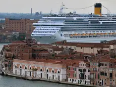 ansa - nave a venezia - La nuova ammiraglia del Gruppo Costa, la Fascinosa, mentre transita lungo il canale della Giudecca, 6 maggio 2012, dopo aver mollato gli ormeggi alla stazione marittima per la mini crociera inaugurale. ANSA/ANDREA MEROLA