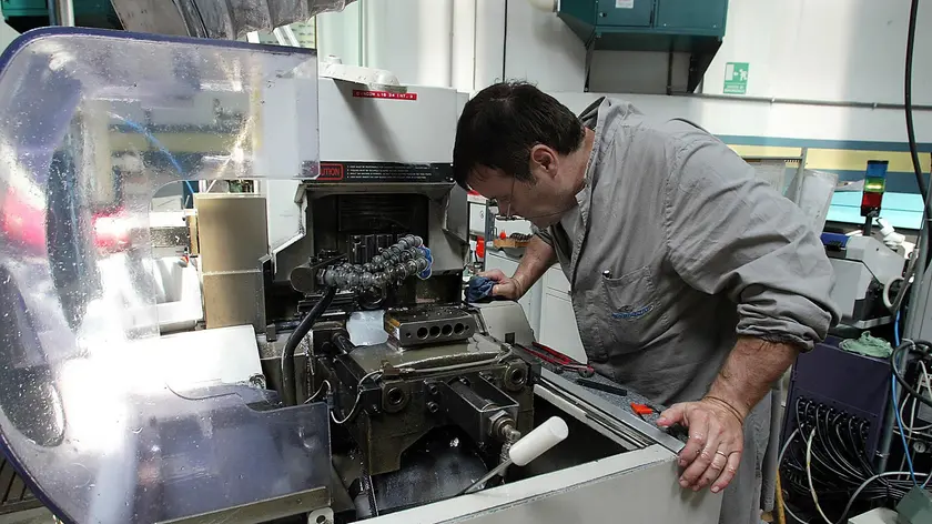 Al lavoro in una fabbrica