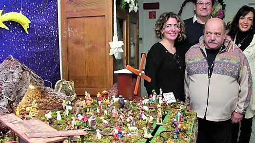 Adriano Monco accanto al presepe da lui realizzato alla “Corradini”