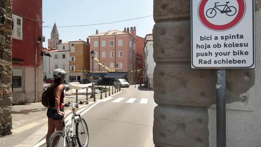 Lasorte Trieste 07/08/13 - Muggia, Arco Mandracchio, Segnale Stradale per Ciclisti, Bici