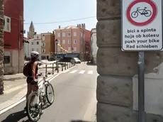 Lasorte Trieste 07/08/13 - Muggia, Arco Mandracchio, Segnale Stradale per Ciclisti, Bici