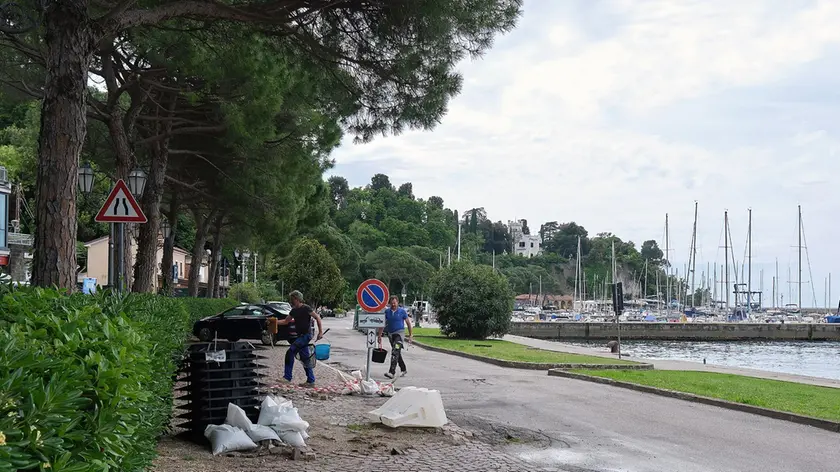 Le condizioni del manto stradale davanti ai moli di Grignano