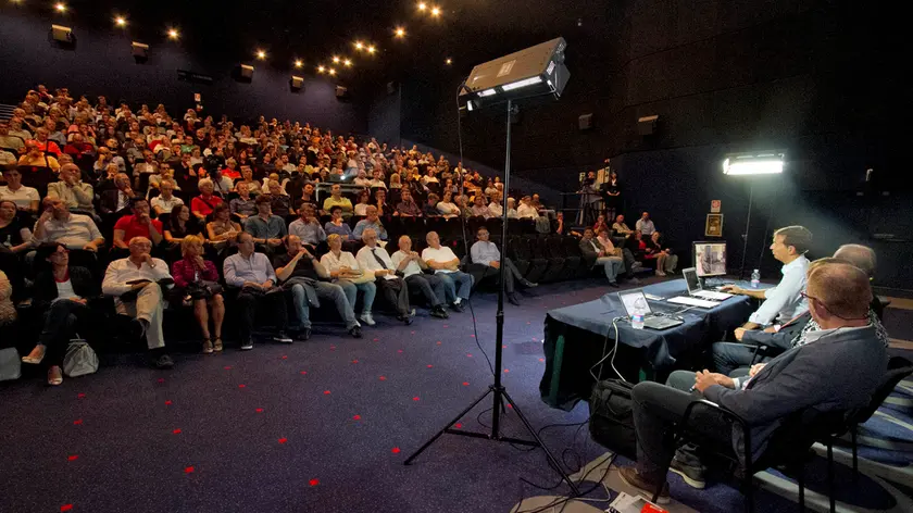 L'incontro pubblico sul mini-rigassificatore (Foto Bonaventura)