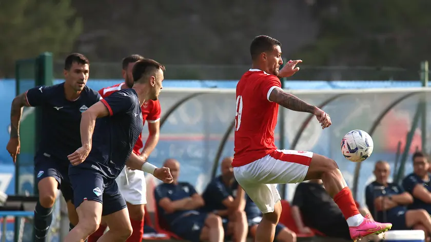 Il bomber Facundo Lescano in azione nella partita contro la Lazio di un anno fa: ad Auronzo si rinnova oggi il primo appuntamento con i tifosi