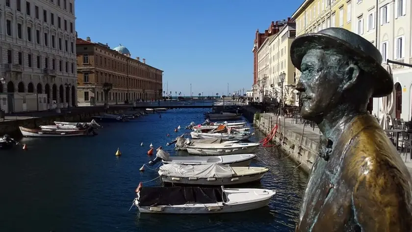 Foto BRUNI 01.11.15 Ponte Rosso-piazze rifatta e canale con gente