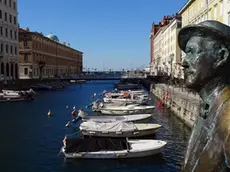 Foto BRUNI 01.11.15 Ponte Rosso-piazze rifatta e canale con gente