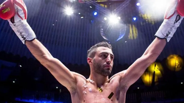 Giorgio Petrosyan esulta dopo aver vinto un combattimento