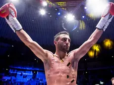 Giorgio Petrosyan esulta dopo aver vinto un combattimento