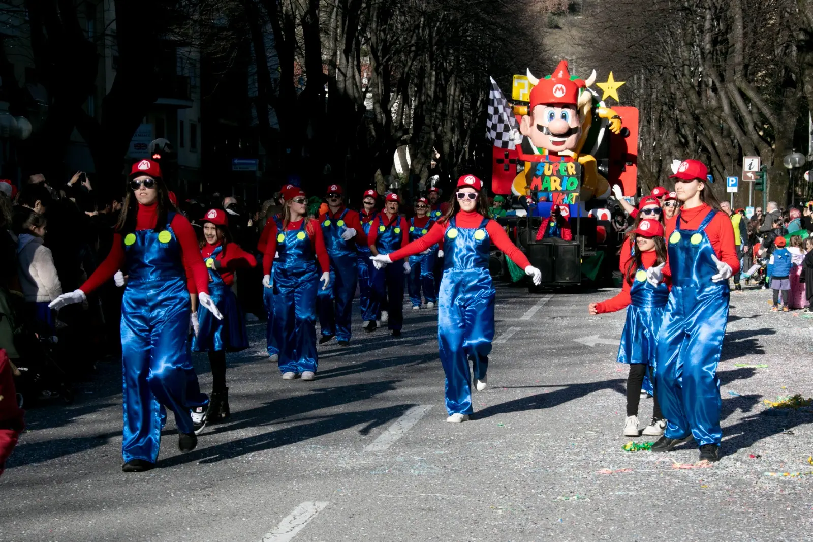 A Monfalcone è il giorno della sfilata dei carri e dei gruppi mascherati del 140° Carnevale Monfalconese della Pro Loco. Lungo le strade del centro cittadino migliaia di persone accorse da tutta la regione hanno seguito la sfilata che presenta carri bellissimi e altrettanto coreografici gruppi. A mezzogiorno un caldo sole e le temperature primaverili hanno accolto le oltre 6.000 persone, mascherate e non, che, alle 12 in punto, si sono riversate in piazza della Repubblica per assistere alla tradizionale “Cantada”. Battesimo con il pubblico delle grandi occasioni per il nuovo Sior Anzoleto Postier - interpretato da quest’anno da Franco Ongaro - che, affiancato dalla sua “sposa” Lisa Piran - studentessa di lingue e letterature straniere, finalista del Concorso Miss Italia 2023 - e dal Notaio Toio Gratariol - alias Gian Carlo Blasini - ha dato lettura al suo primo testamento. Le foto sono di Katia Bonaventura