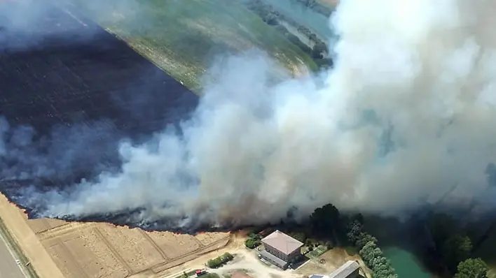 Palazzolo-San Giorgio di Nogaro 20 giugno 2018. Incendio sterpaglie. © Foto Petrussi