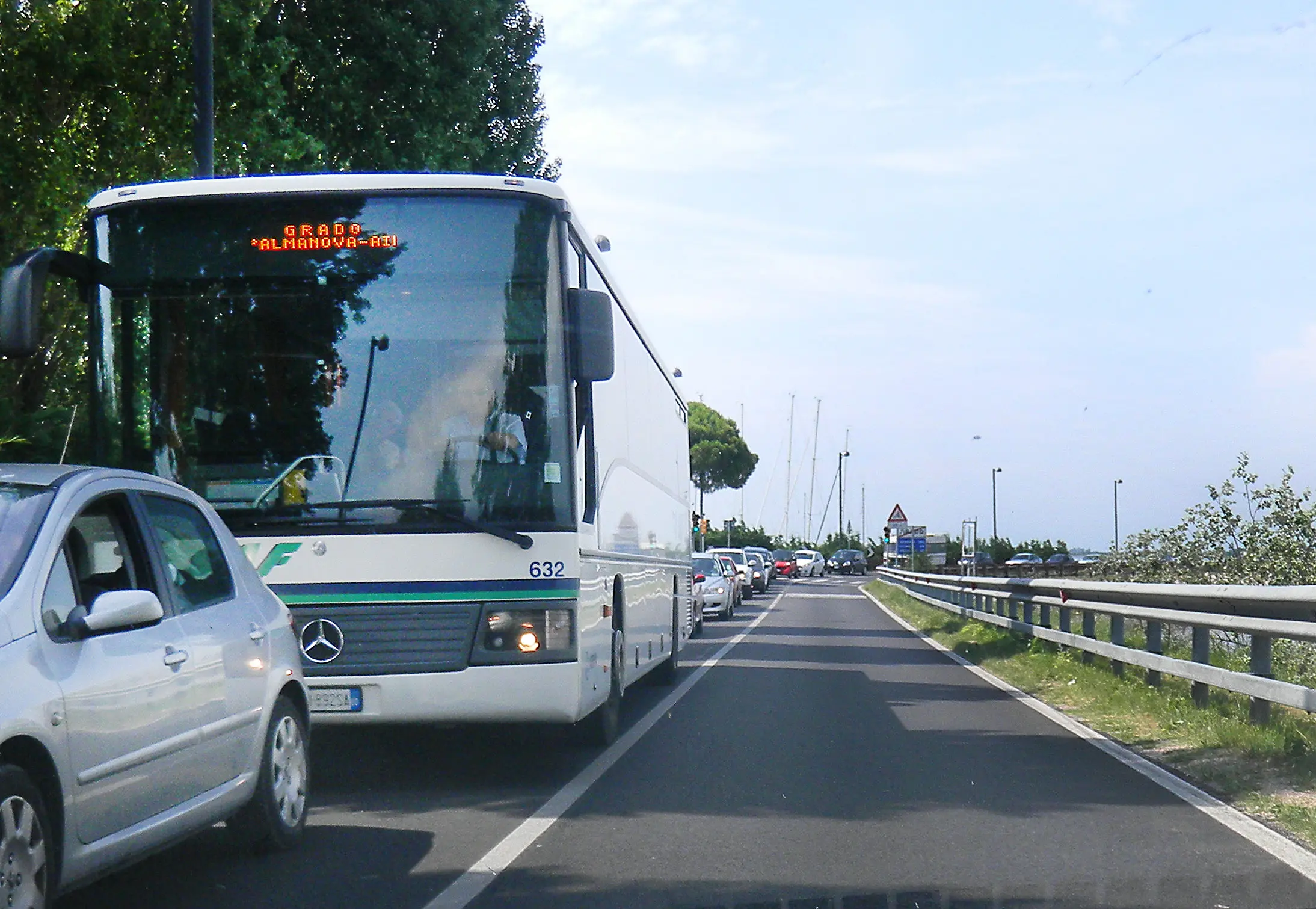 Grado: la lunga coda formatasi a causa del blocco del ponte girevole (foto Boemo)